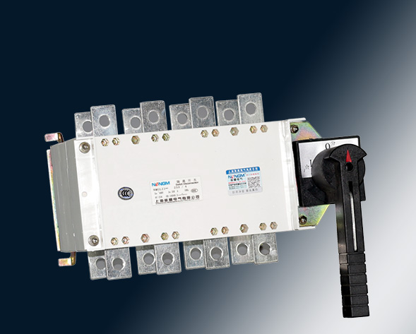NMGLZ1-63A~3150A轉(zhuǎn)換隔離開(kāi)關(guān)（雙投開(kāi)關(guān)）上下組合運(yùn)用于兩條低壓電路切換或者兩個(gè)負(fù)載設(shè)備的轉(zhuǎn)換或安全隔離等。…